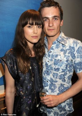 Looks like a bobblehead, but I shouldn't body snark.